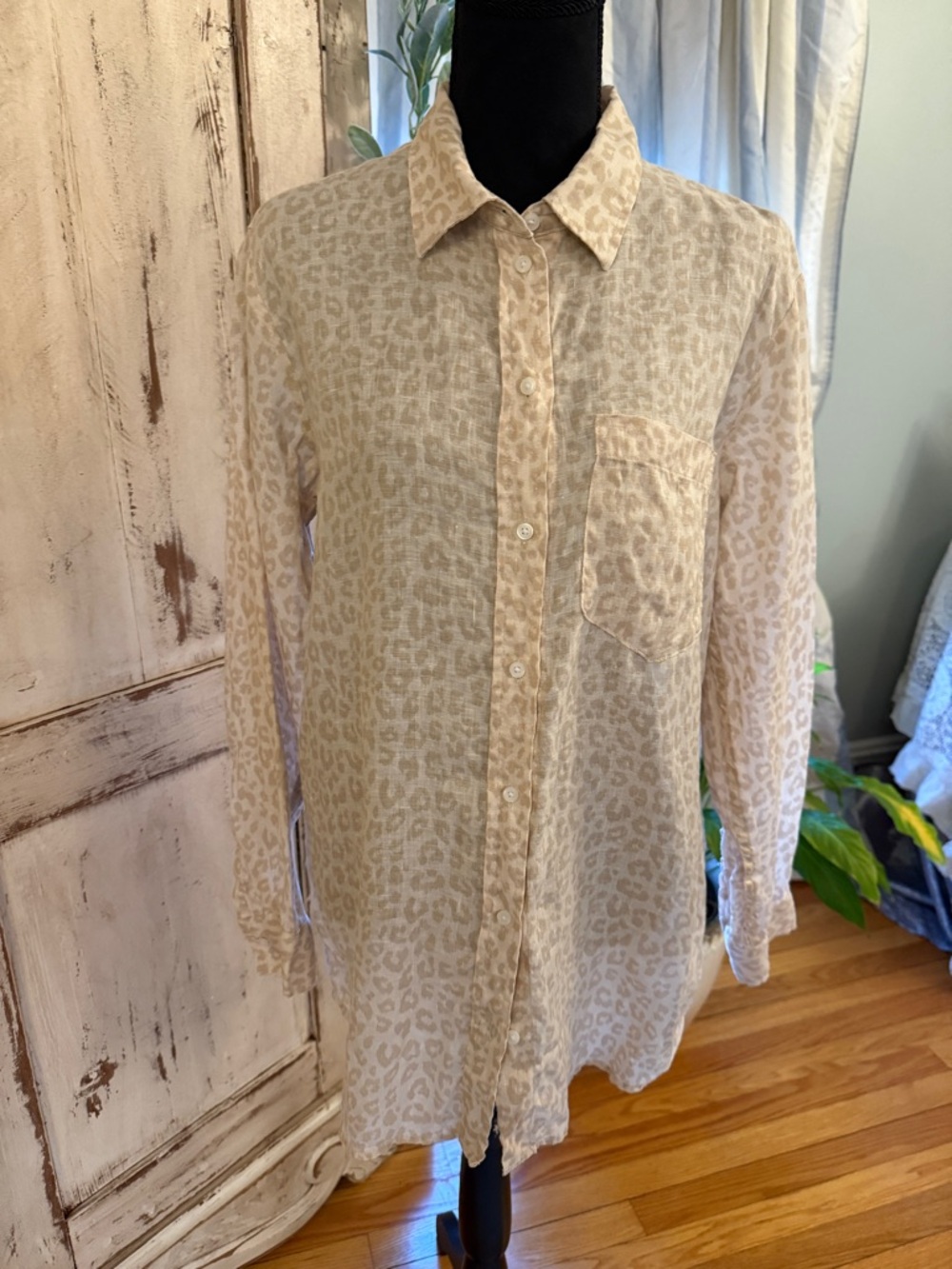 Gap 100% Linen leopard print long sleeve shirt. Medium. Neutral, casual